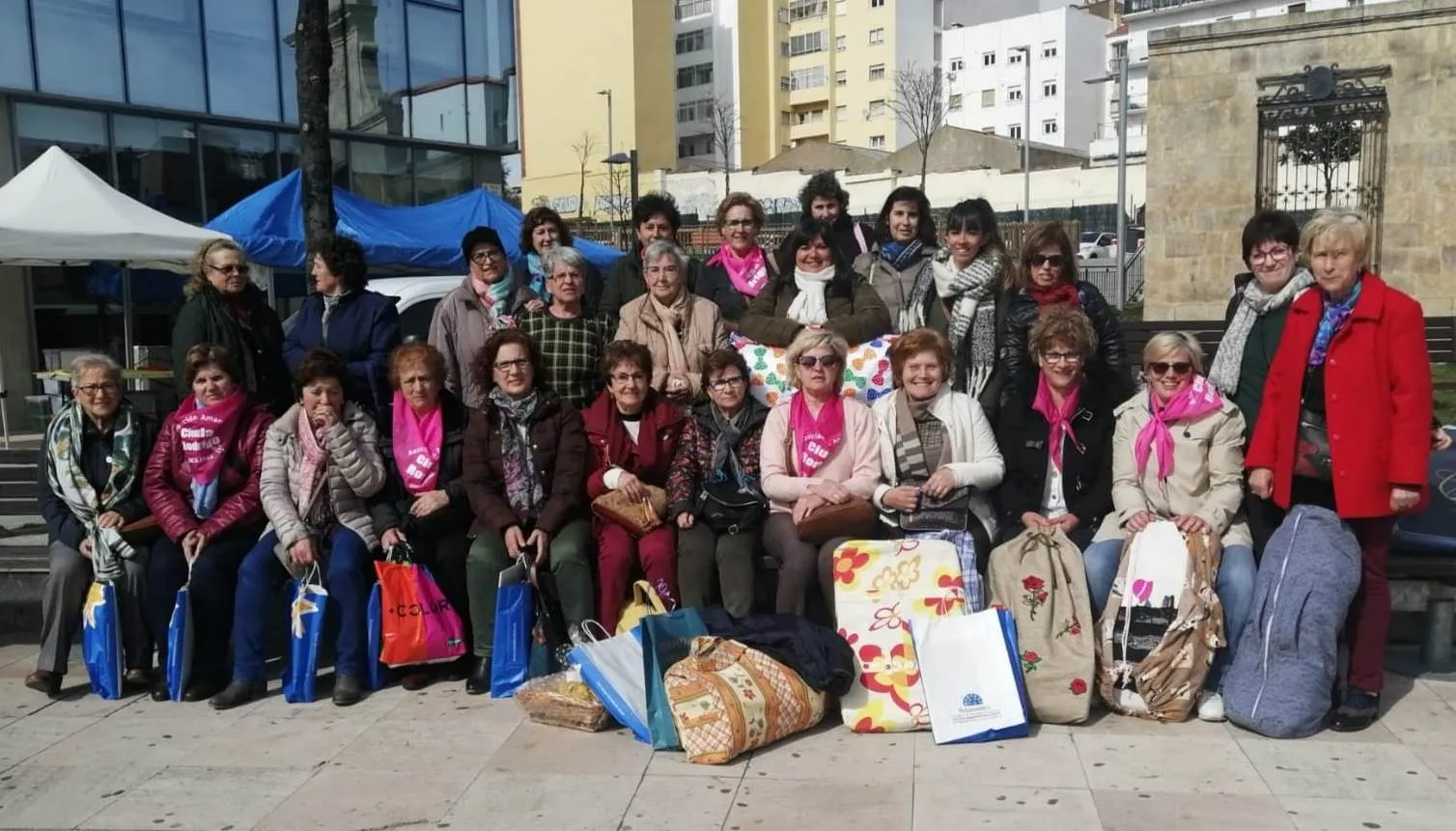 Foto 2 - Las bolilleras mirobrigenses y guinaldesas tambi&eacute;n sufren el caos del Encuentro de Salamanca  