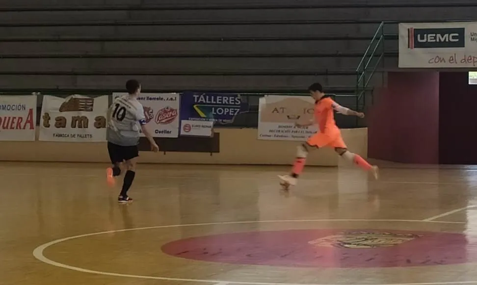 Foto 7 - El III Juvenil se queda sin victoria en Cu&eacute;llar a 26&rdquo; para el final tras una borrachera de goles ...