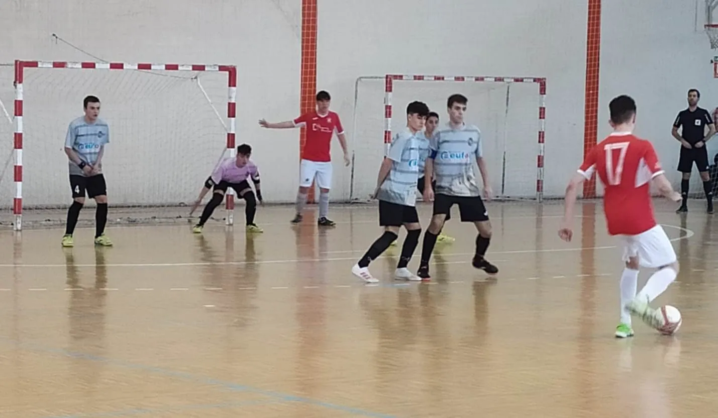 Foto 4 - El III Juvenil se queda sin victoria en Cu&eacute;llar a 26&rdquo; para el final tras una borrachera de goles ...