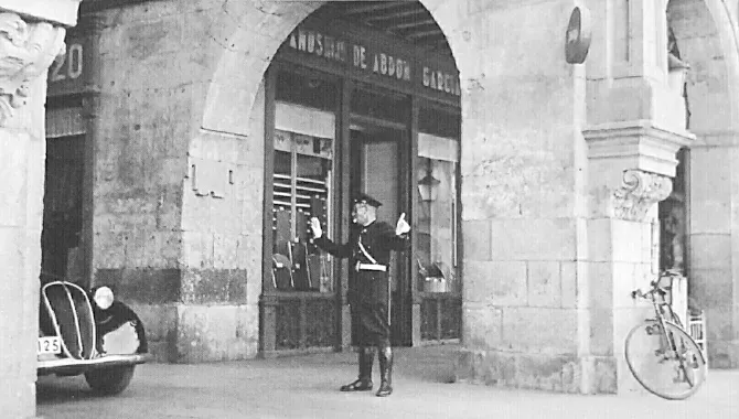 El arco de San Pablo, entrada de vehículos en los años 50