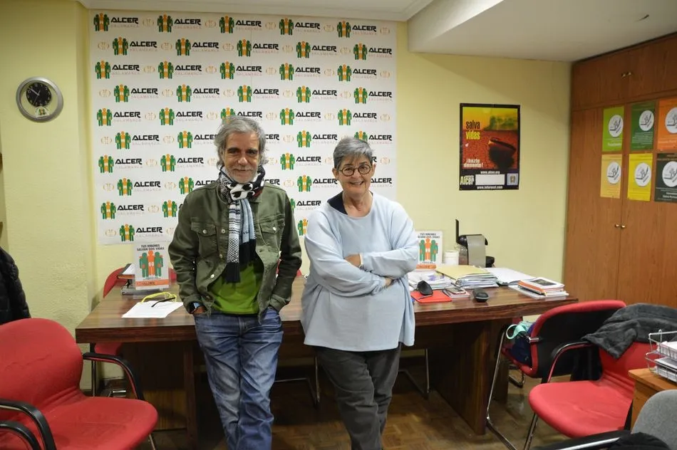 Miriam Sánchez Cuesta y Juan Carlos Sánchez, en la sede de Alcer Salamanca