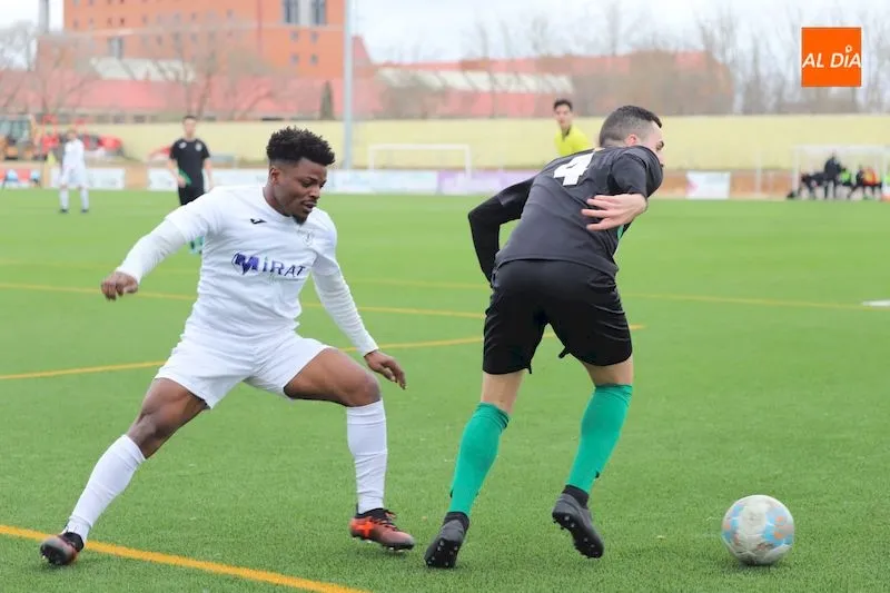 Un jugador del Betis trata de marcharse de Sopale / Lydia González