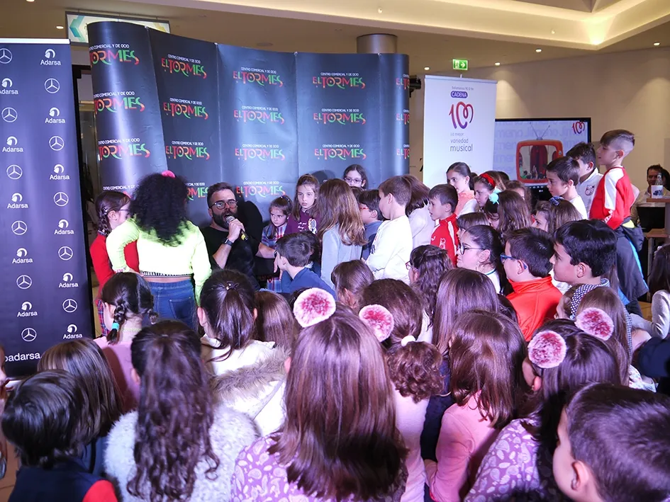 Foto 5 - El periodista Jimeno ameniza la fiesta de los ni&ntilde;os en el Centro Comercial El Tormes
