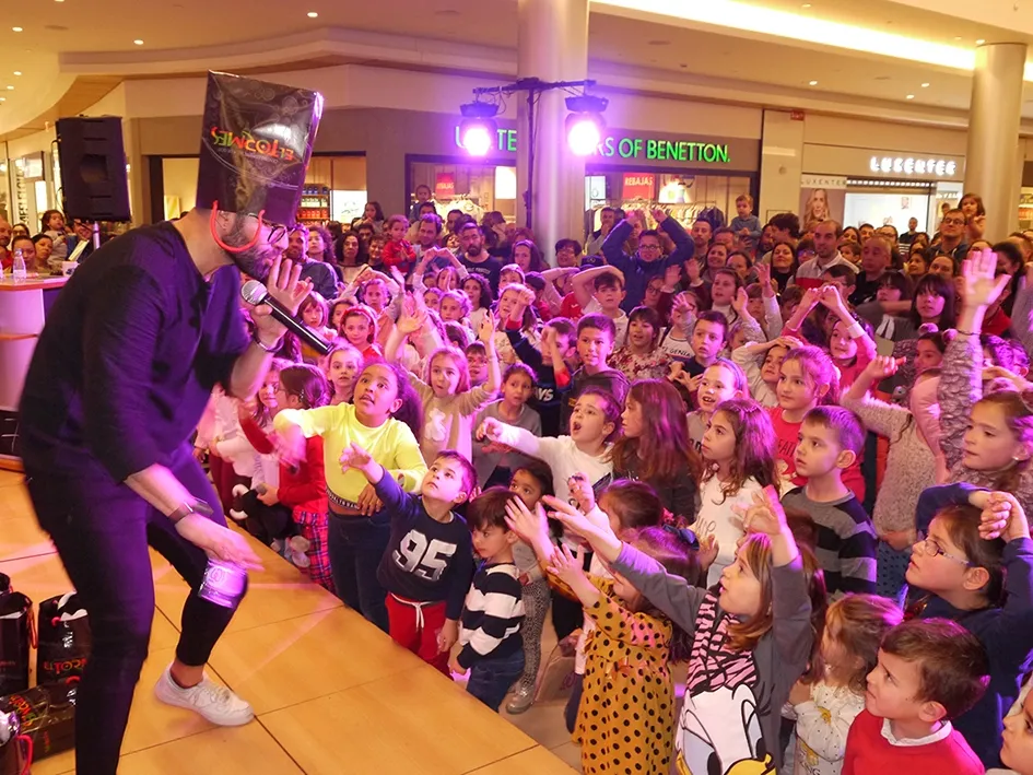 Foto 4 - El periodista Jimeno ameniza la fiesta de los ni&ntilde;os en el Centro Comercial El Tormes