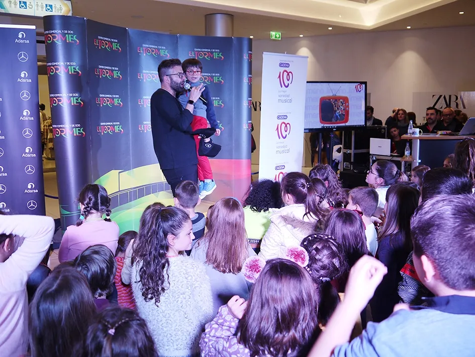 Foto 2 - El periodista Jimeno ameniza la fiesta de los ni&ntilde;os en el Centro Comercial El Tormes