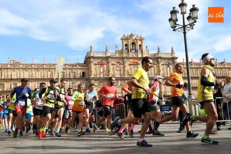 Participantes en la Media Maratón Ciudad de Salamanca a su paso por la Plaza Mayor / Lydia González