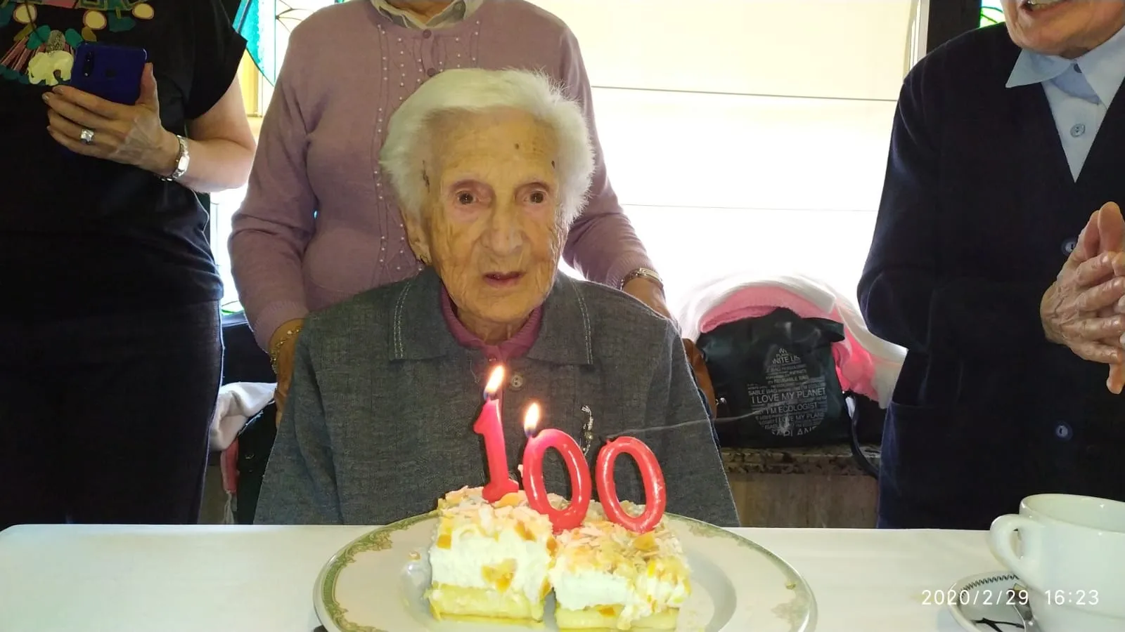 Foto 3 - Francisca L&oacute;pez Gonz&aacute;lez celebra su centenario acompa&ntilde;ada por su familia