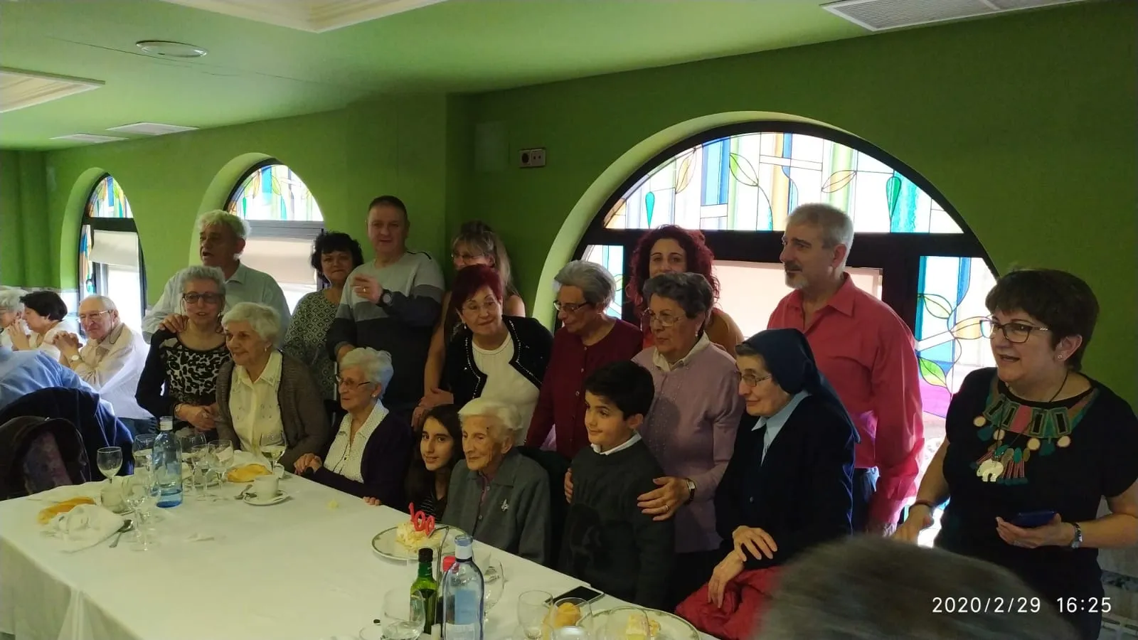Foto 2 - Francisca L&oacute;pez Gonz&aacute;lez celebra su centenario acompa&ntilde;ada por su familia