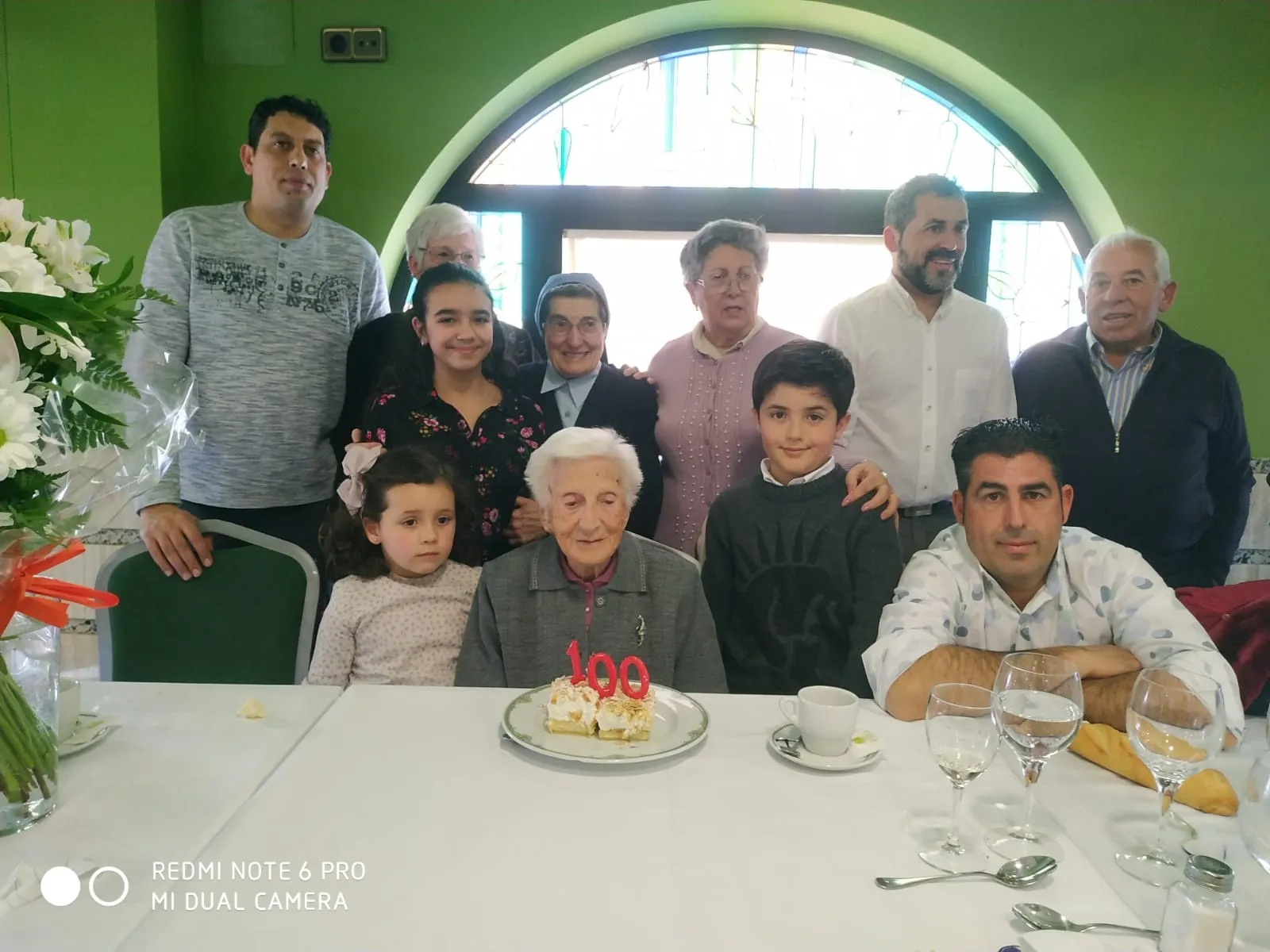 Francisca López junto a sus hijas, nietos y bisnietos celebrando su cumpleaños