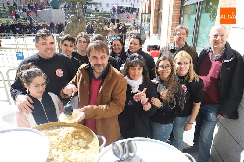 Los asistentes pudieron degustar un potaje al finalizar el espectáculo del grupo Armadanzas / Lydia González