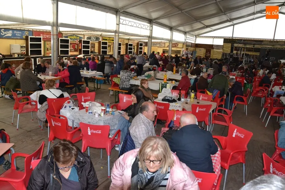 Foto 3 - La lluvia y el sol se alternan en las primeras horas de la jornada de clausura del Carnaval 2020  