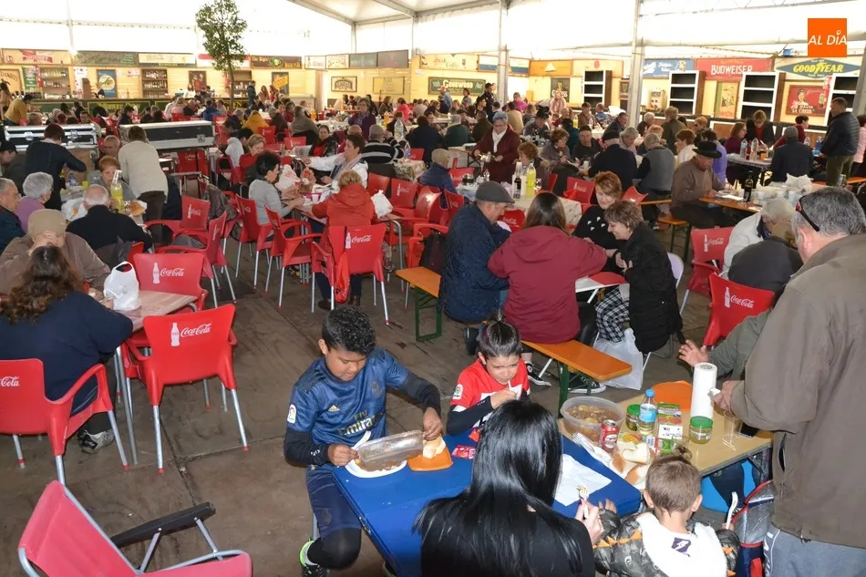 Foto 5 - La lluvia y el sol se alternan en las primeras horas de la jornada de clausura del Carnaval 2020  