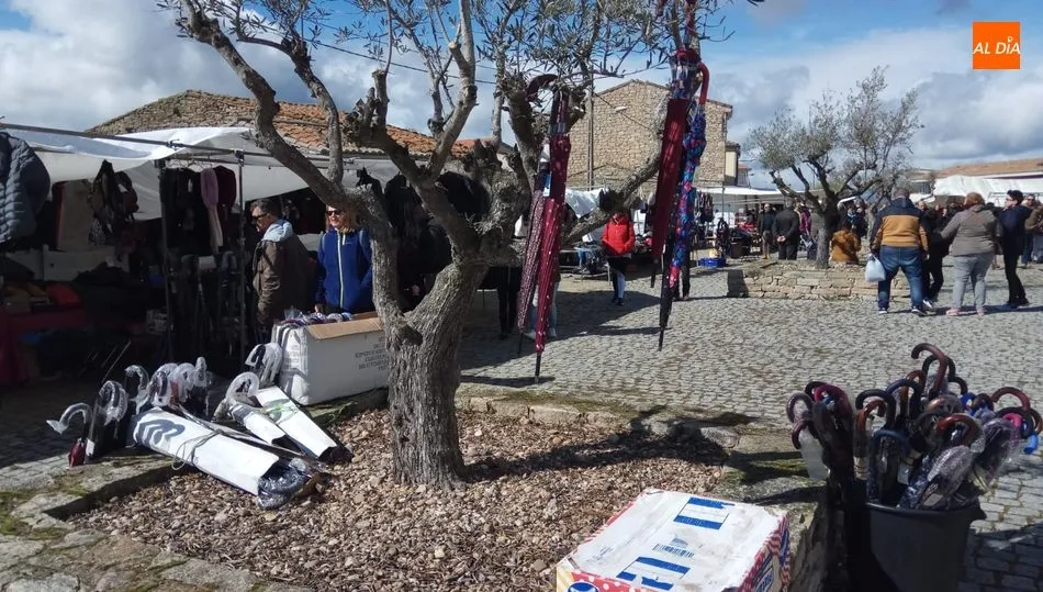Los puestos de paraguas no triunfaron, el sol se sobrepuso a las nubes de la borrasca Jorge / CORRAL