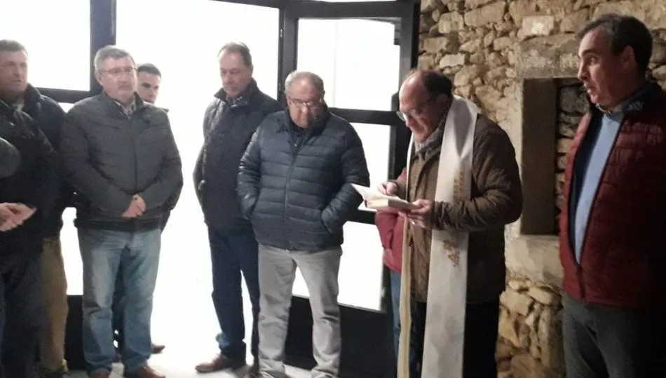 El párroco José Sánchez procedía a la bendición del edificio en este acto inaugural