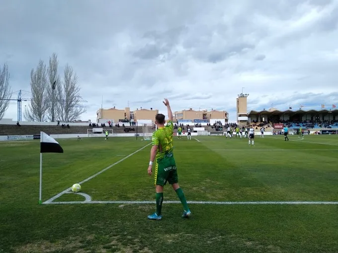 Góngora se dispone a lanzar un saque de esquina durante el partido / Unionistas CF