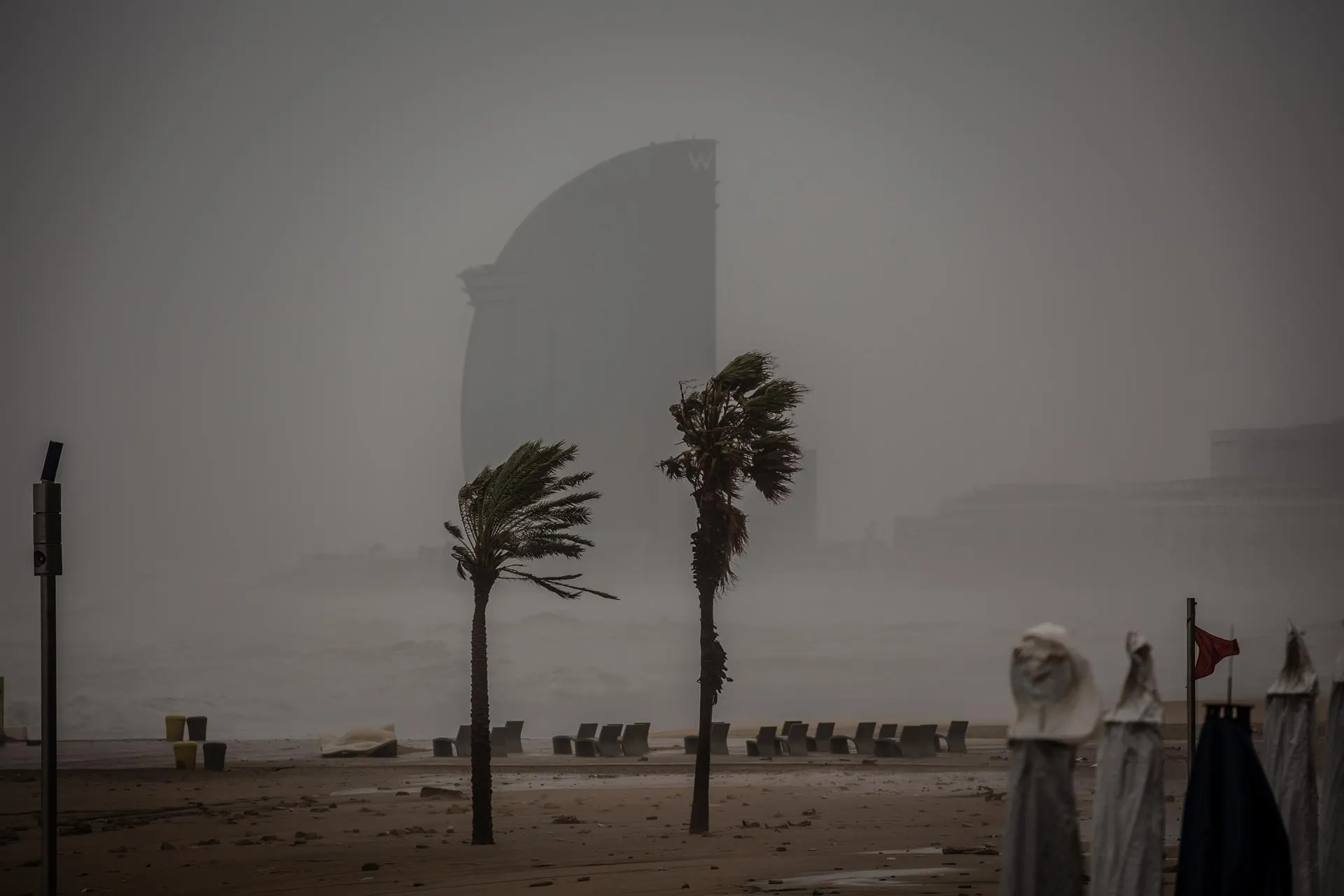 Imagen de la playa de la Barceloneta durante el paso de la borrasca Gloria, que dejó fuertes rachas de viento y lluvia el pasado enero de 2020 / Europa Press