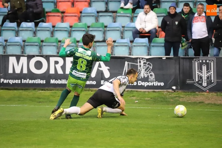 Kristian Álvarez en una de las jugadas del partido ante el Guijuelo. Foto de Lydia González
