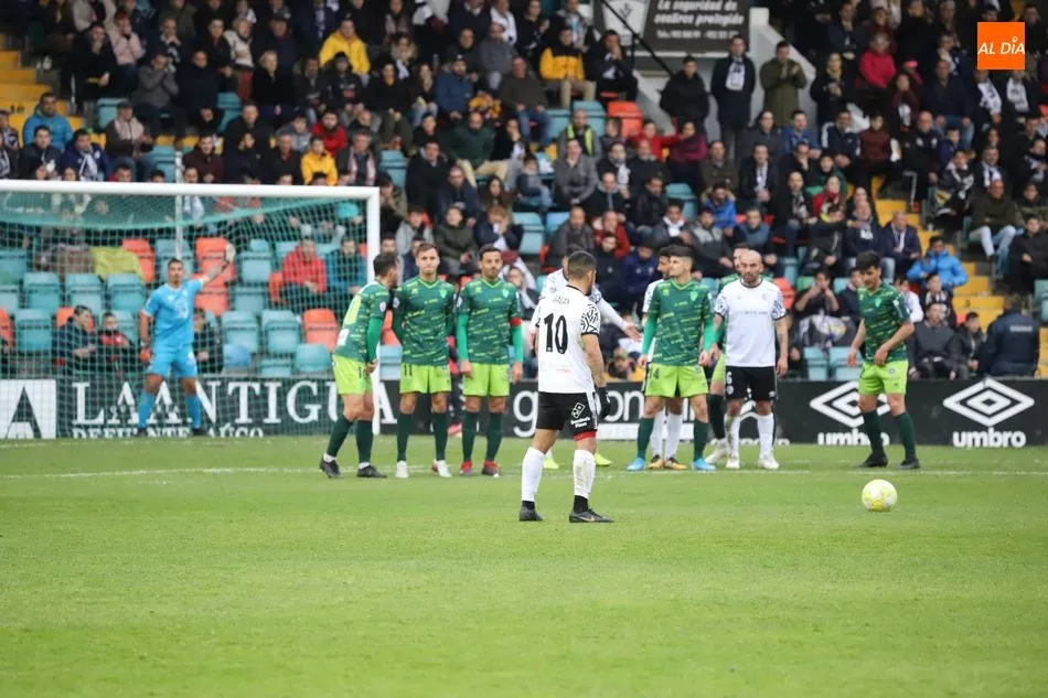 Foto 9 - El Salamanca UDS y el Guijuelo se quedan sin pegada en un derbi en el que Owen Falconis pone la...