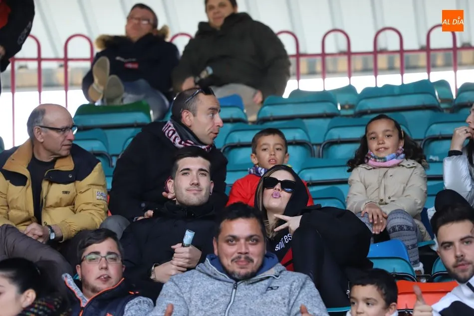 Foto 11 - El buen ambiente reina en el derbi del Helm&aacute;ntico entre las aficiones