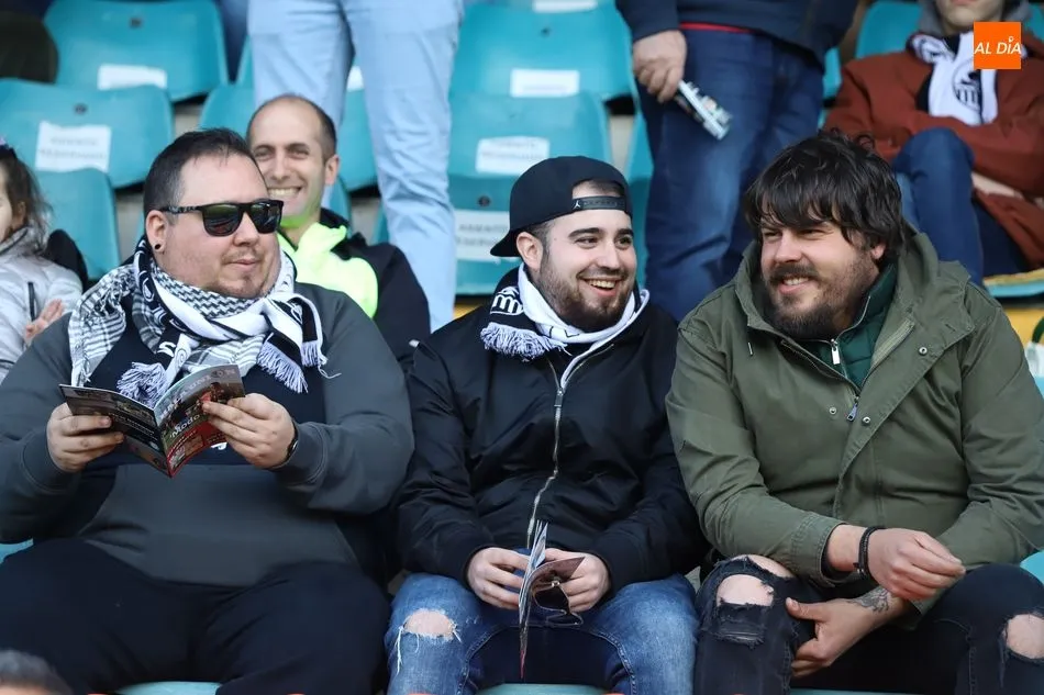 Foto 10 - El buen ambiente reina en el derbi del Helm&aacute;ntico entre las aficiones