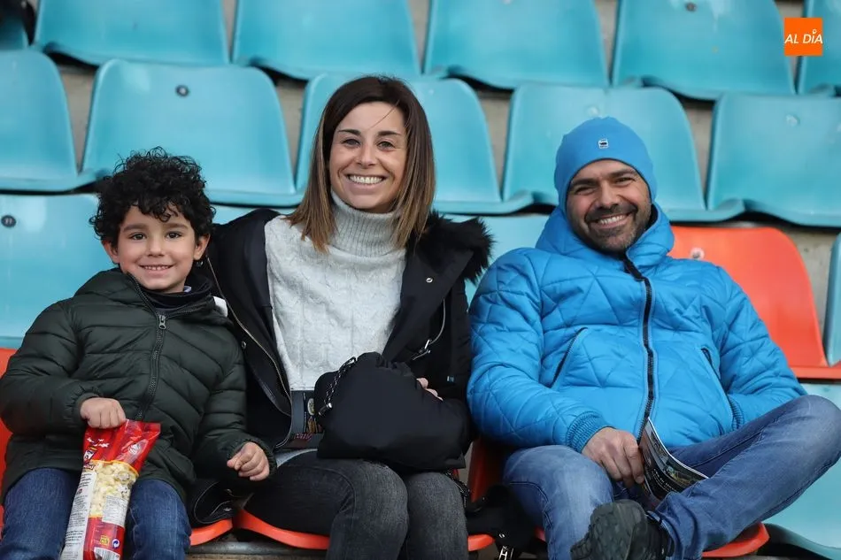 Foto 9 - El buen ambiente reina en el derbi del Helm&aacute;ntico entre las aficiones