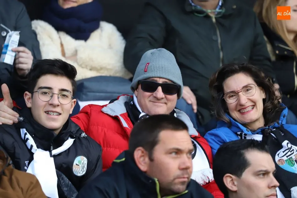 Foto 8 - El buen ambiente reina en el derbi del Helm&aacute;ntico entre las aficiones