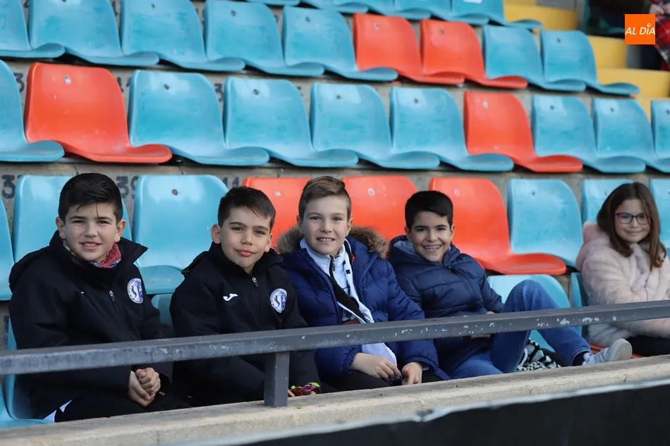 Foto 6 - El buen ambiente reina en el derbi del Helm&aacute;ntico entre las aficiones