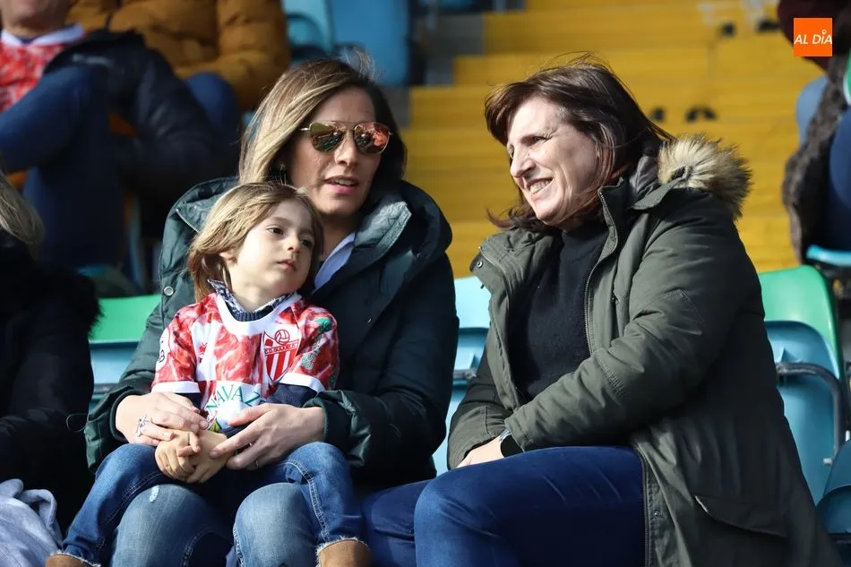 Foto 5 - El buen ambiente reina en el derbi del Helm&aacute;ntico entre las aficiones