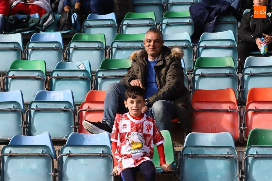 Foto 4 - El buen ambiente reina en el derbi del Helm&aacute;ntico entre las aficiones