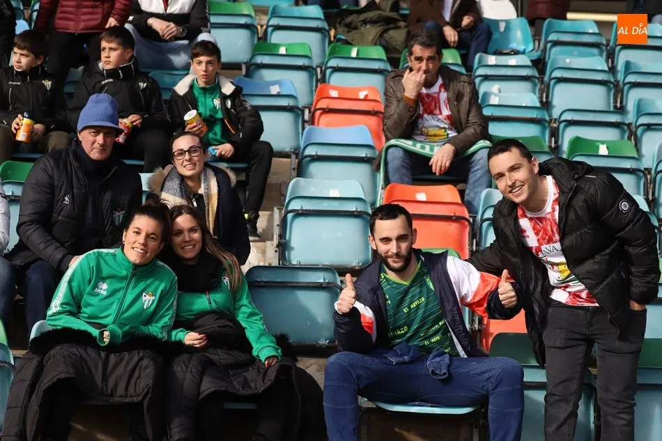Foto 3 - El buen ambiente reina en el derbi del Helm&aacute;ntico entre las aficiones