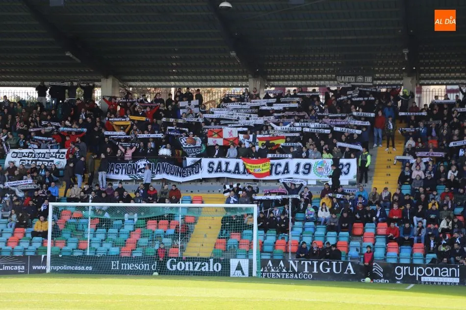 Foto 2 - El buen ambiente reina en el derbi del Helm&aacute;ntico entre las aficiones