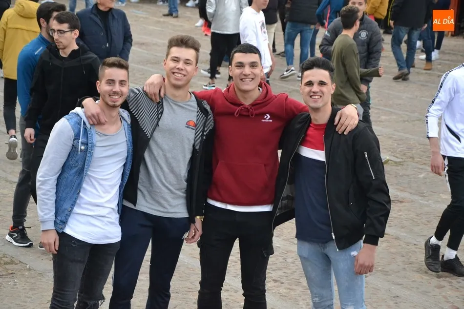 Foto 2 - El Domingo de Pi&ntilde;ata recupera con gran &eacute;xito de p&uacute;blico la capea de vaquillas  