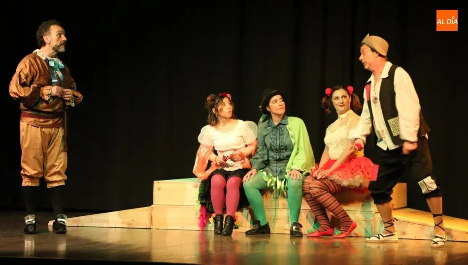 Buen trabajo el realizado por los actores del grupo Desparpajo en la obra Don Gil de las calzas verdes / CORRAL