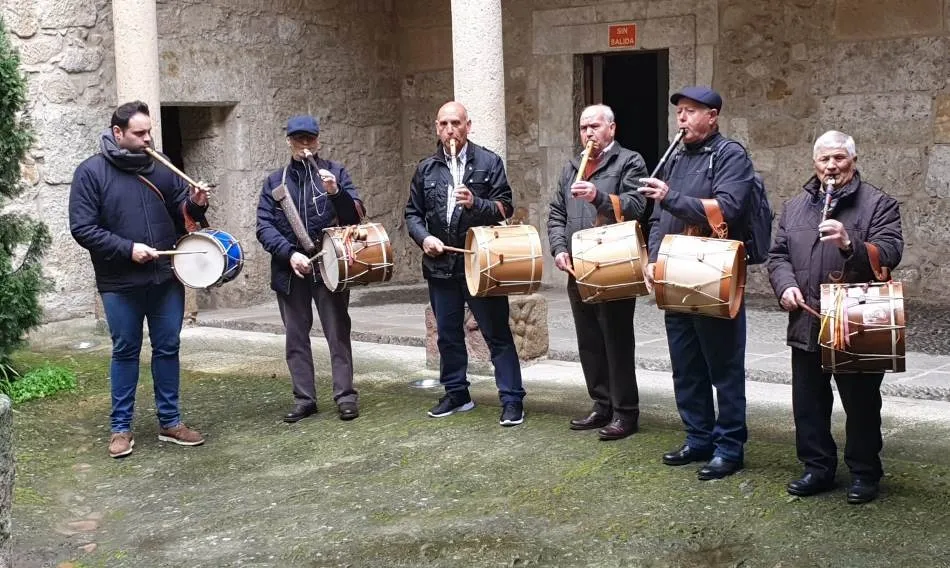 Foto 6 - Mir&oacute;briga recibe a 40 miembros de la Asociaci&oacute;n de Tamborileros Zamoranos  