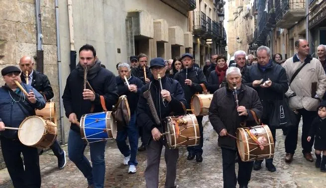 Foto 2 - Mir&oacute;briga recibe a 40 miembros de la Asociaci&oacute;n de Tamborileros Zamoranos  