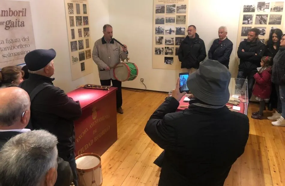 Foto 4 - Mir&oacute;briga recibe a 40 miembros de la Asociaci&oacute;n de Tamborileros Zamoranos  