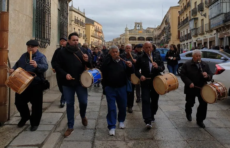 Miróbriga recibe a 40 miembros de la Asociación de Tamborileros Zamoranos  