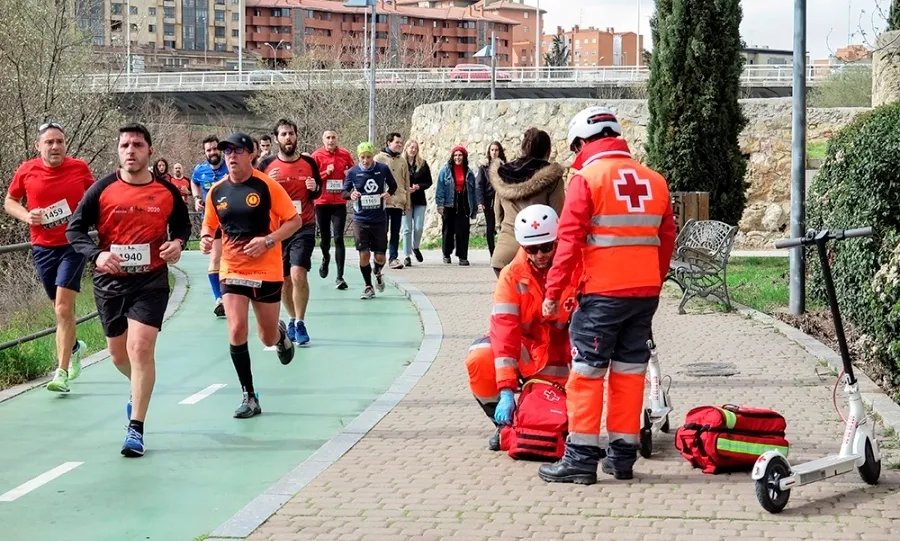 Voluntarios de Cruz Roja con los patinetes eléctricos, en el paseo Fluvial. Foto de Manuel Lamas
