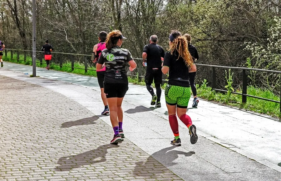 Foto 2 - Cruz Roja estrena sus patinetes el&eacute;ctricos en la Media Marat&oacute;n
