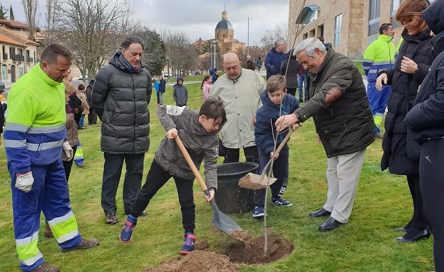 El alcalde, Carlos García Carbayo, en la plantación en la Vaguada de la Palma, junto a alumnos del instituto del mismo nombre y del colegio Santa Catalina