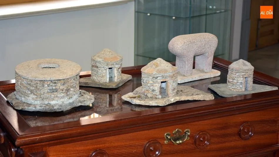 Foto 3 - Julio Calder&oacute;n muestra sus construcciones de granito en miniatura en la Casa de los Condes de...