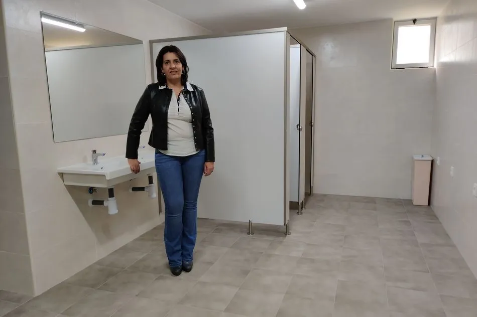 La concejal Silvia González, en el recién renovado pabellón municipal