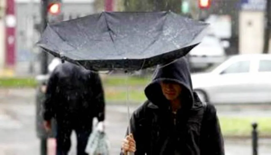 Casi toda España, en alerta este martes por viento, olas y nieve por la borrasca ‘Karine’  