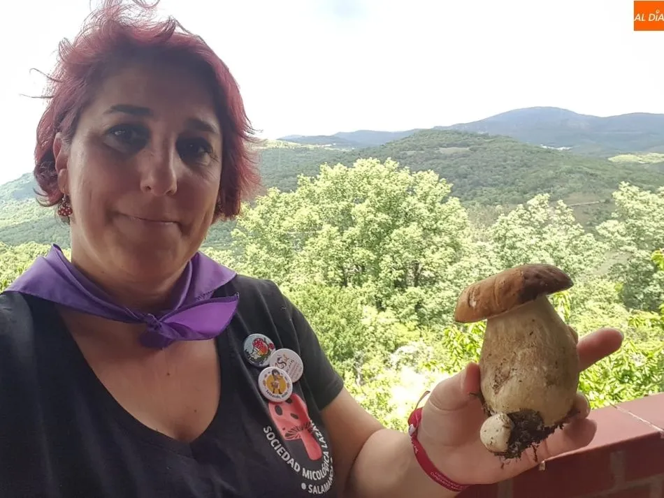La nueva presidenta de la Sociedad Micológica Lazarillo, Alma Labajo, sostiene un boleto