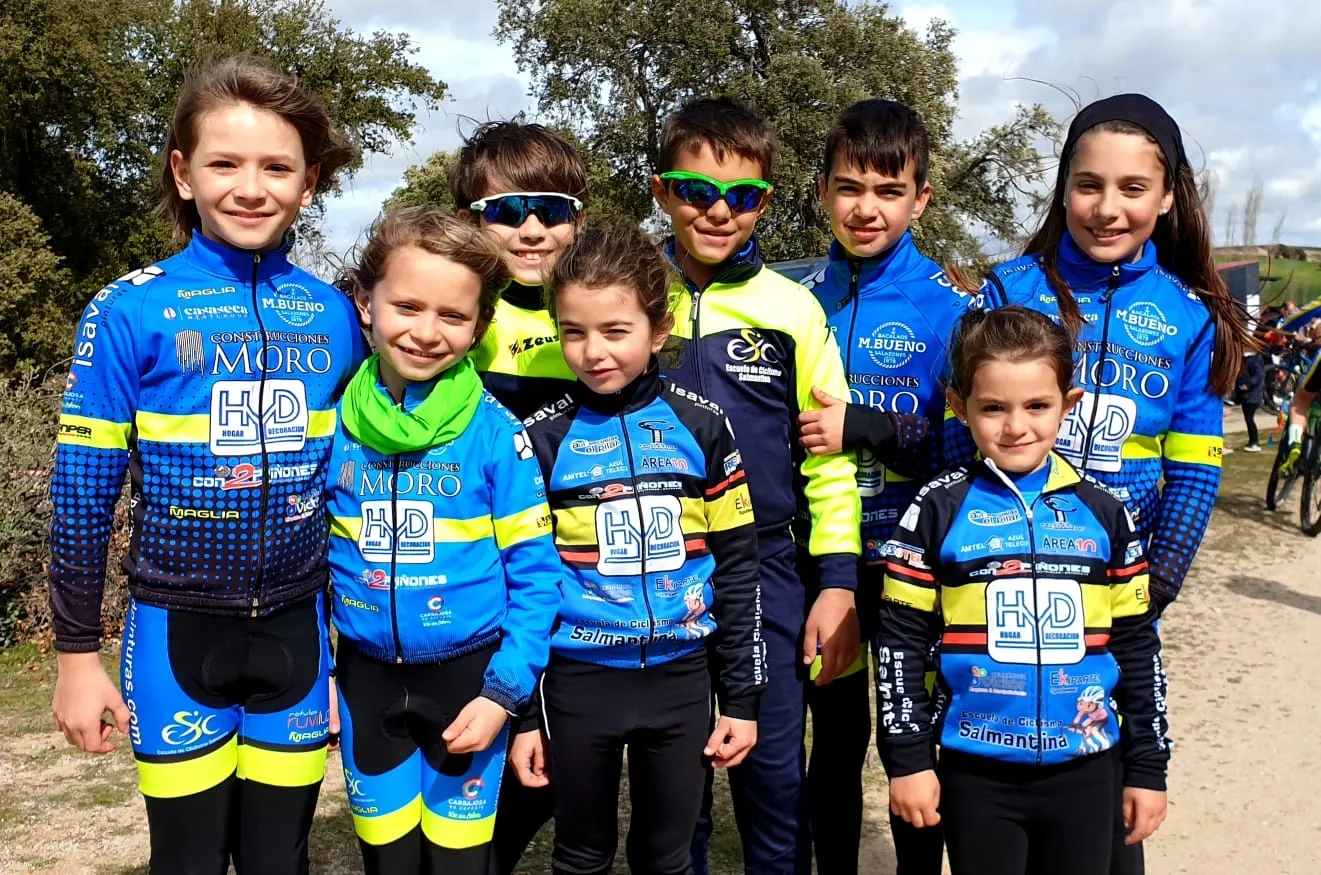 Varios corredores de la Escuela