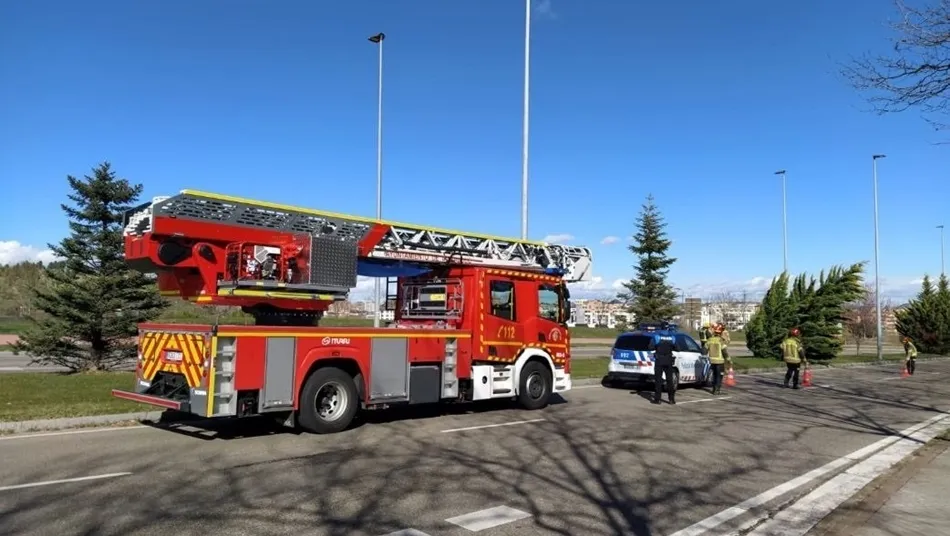 Intercvención para retirar un árbol con peligro de caída a causa del fuerte viento en Valladolid. Foto: EP