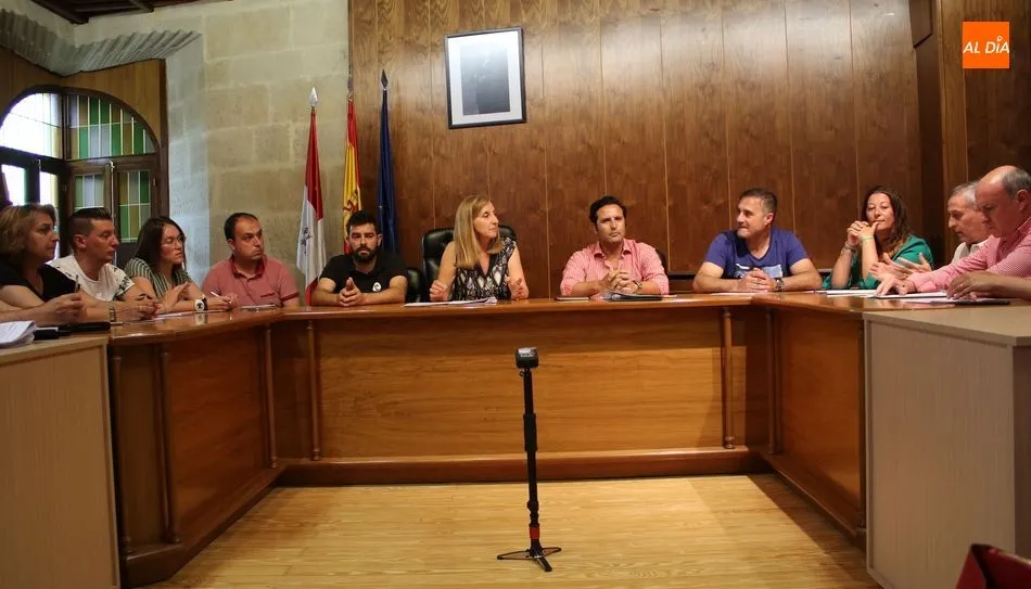 La Corporación Municipal de Alba de Tormes en una sesión de pleno