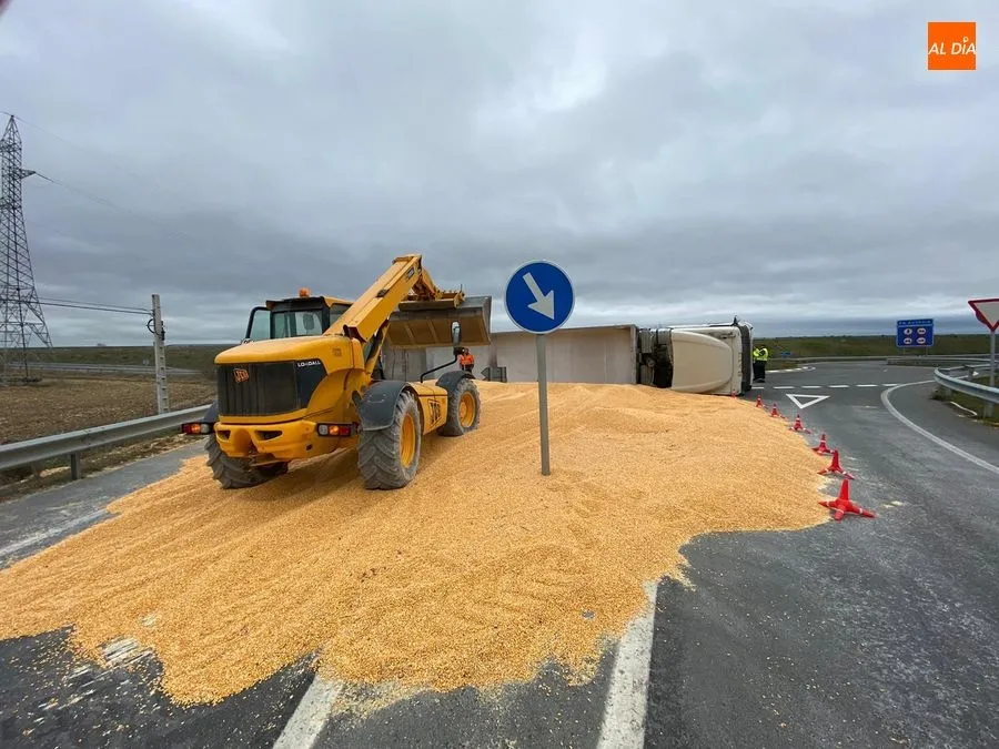 Cortes de tráfico en la N-501 por el vuelco de un camión en Encinas de Abajo