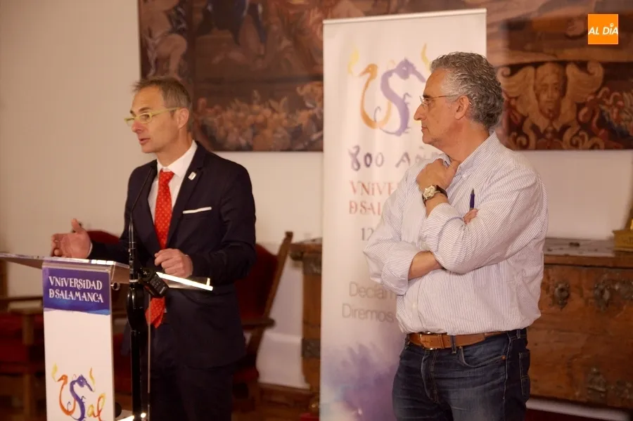 El experto Luis Félix Valero (d) junto al rector de la USAL (i) este martes en Salamanca. Foto de Javier Herrero