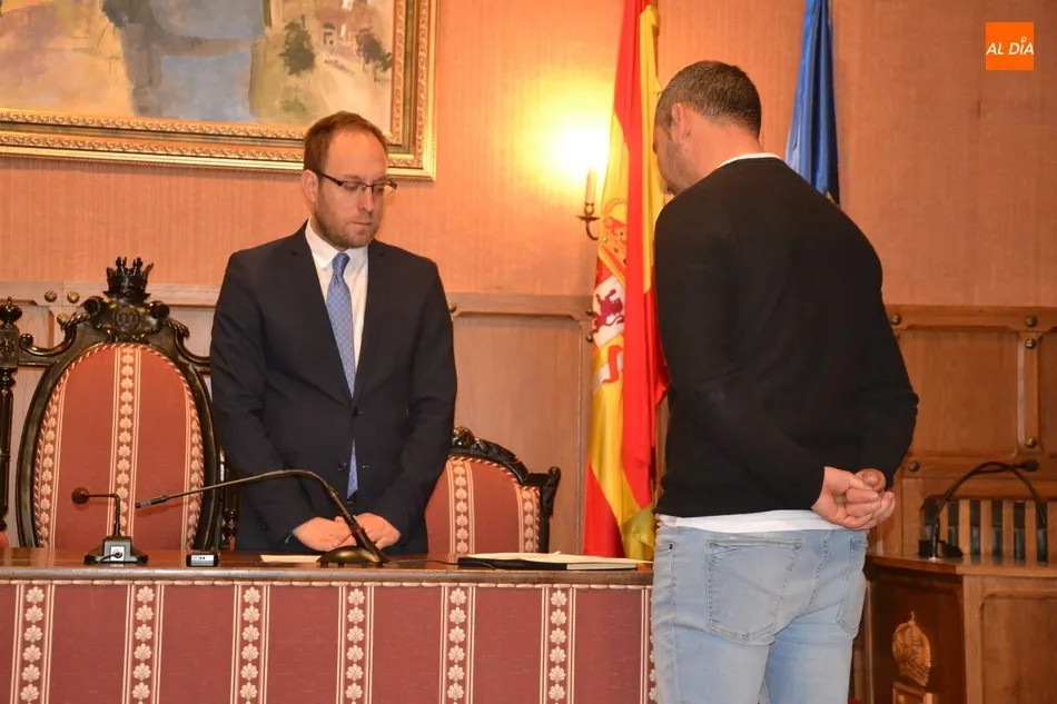Foto 3 - Prometen sus cargos los dos nuevos funcionarios de carrera de la plantilla del Ayuntamiento  